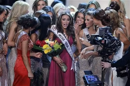 Người đẹp Olivia Culpo năm nay 20 tuổi, đăng quan Hoa hậu Mỹ 2012 sau khi vượt qua 50 thí sinh từ các bang trên đất nước Mỹ, đồng thời đại diện cho Hoa Kỳ tham dự cuộc thi Hoa hậu Hoàn vũ 2012.