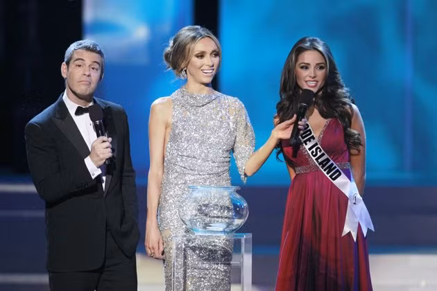 Olivia Culpo (phải) trả lời câu hỏi về thí sinh hoa hậu chuyển đổi giới tính trong phần thi ứng xử bên cạnh hai người dẫn chương trình nổi tiếng là Andy Cohen (trái) và Giuliana Rancic (giữa).