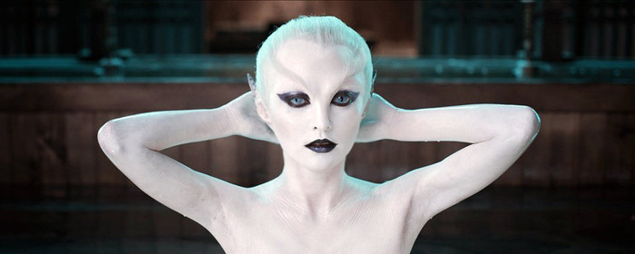 Màn lột xác của hồ ly Tiểu Duy đã mang một diện mạo hoàn toàn mới, tóc trắng, da trắng, lông mày trắng và đôi mắt màu ánh tím dữ dội.