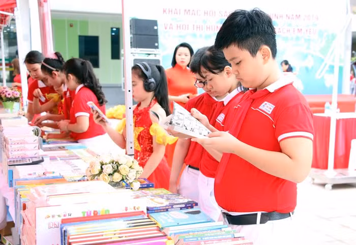 Đông đảo học sinh tìm đọc sách tại các gian hàng trưng bày tại Hội sách Quảng Ninh (Ảnh: CTV)