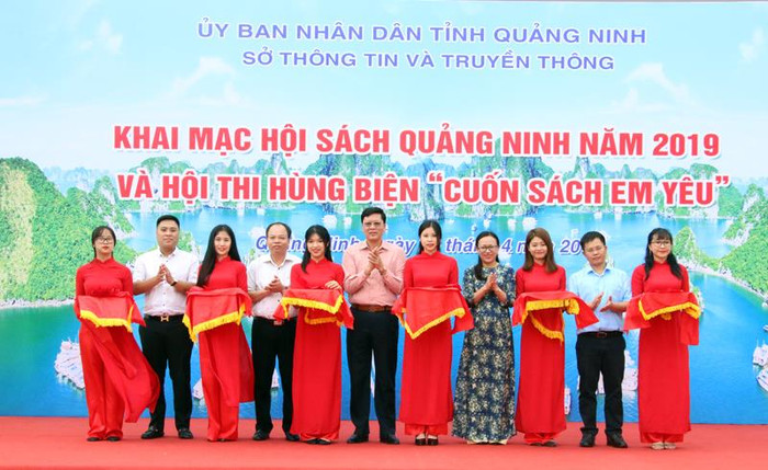 Các đại biểu cắt băng khai mạc hội sách Quảng Ninh năm 2019 (Ảnh: Cộng tác viên) Các đại biểu cắt băng khai mạc hội sách Quảng Ninh năm 2019 (Ảnh: Cộng tác viên)