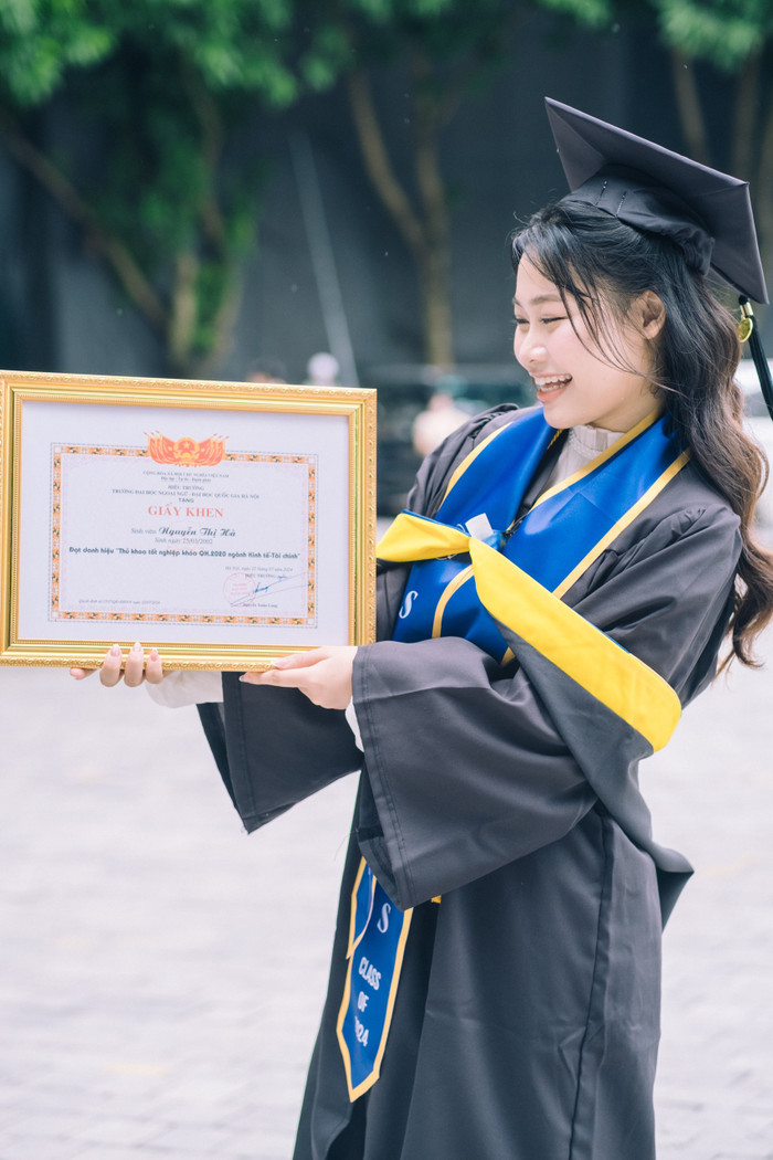 Nguyễn Thị Hà (22 tuổi, lớp SNHU 20E2) là thủ khoa tốt nghiệp khoá QH2020 ngành Kinh tế - Tài chính, Trường Đại học Ngoại ngữ, Đại học Quốc gia Hà Nội. Ảnh: NVCC. 022e666d-8ffd-45a6-890e-76e690871178.jpeg