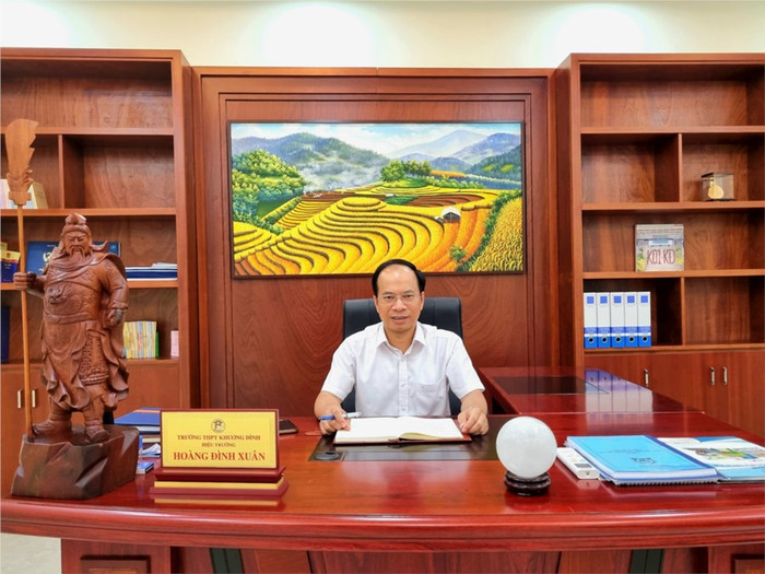 Thầy Hoàng Đình Xuân - Hiệu trưởng Trường Trung học phổ thông Khương Đình. Ảnh: Website nhà trường. ht_27820238.jpg