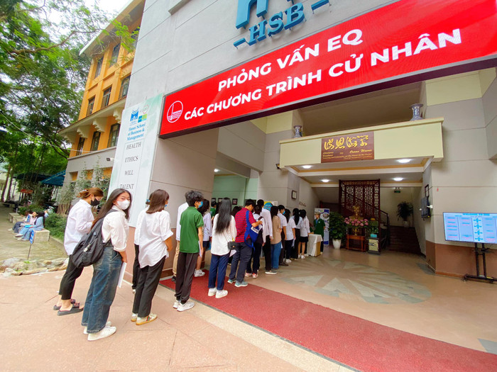 Trường Quản trị và Kinh doanh, Đại học Quốc gia Hà Nội sử dụng phương thức tuyển sinh kết hợp gồm: sơ tuyển (đánh giá hồ sơ và trí thông minh cảm xúc EQ) + xét tuyển. Ảnh: fanpage nhà trường. 443712981_992339046232448_851570443195393843_n.jpg