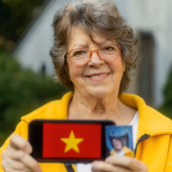 Bà Ann (83 tuổi, người Mỹ) một người được Tòa chụp ảnh gửi tình cảm đến người dân Việt Nam. Ảnh: NVCC.