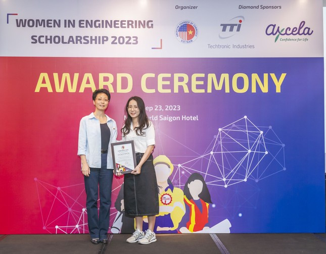 Lưu Nguyễn Minh Thư nhận học bổng AmCham Women in Engineering Scholarship 2023. Ảnh: NVCC.