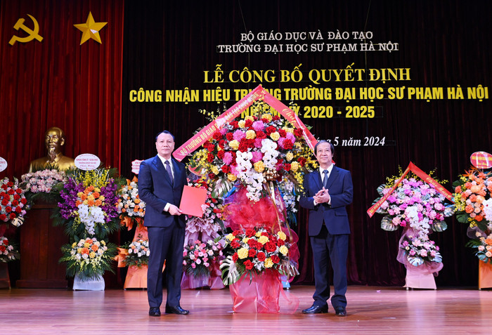 Bộ trưởng Bộ Giáo dục và Đào tạo Nguyễn Kim Sơn trao quyết định công nhận và tặng hoa chúc mừng Phó Giáo sư, Tiến sĩ Nguyễn Đức Sơn. Ảnh: NTCC. 6a81aa344bd6ea88b3c7.jpg