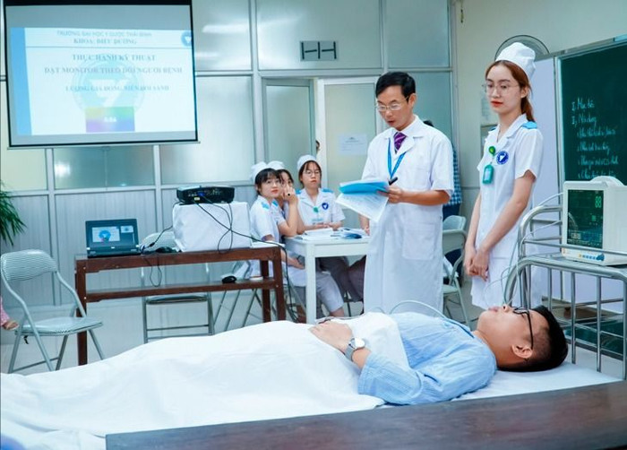 Sinh viên ngành Điều dưỡng, Trường Đại học Y Dược Thái Bình thực hành kỹ thuật. Ảnh: NVCC. Sinh viên ngành Điều dưỡng, Trường Đại học Y Dược Thái Bình thực hành kỹ thuật. Ảnh: NVCC.