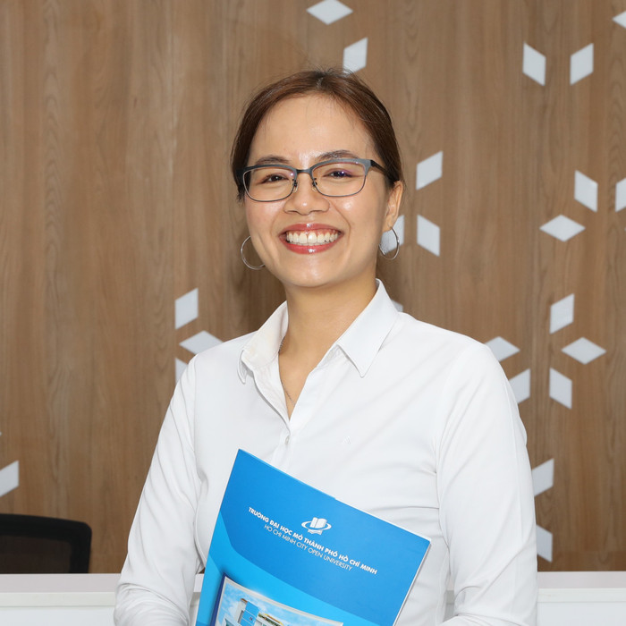 Chị Lê Minh Tú - Cựu sinh viên chương trình Cử nhân trực tuyến ngành Luật học Khóa 2020, hiện là quản lý tại một công ty ở Singapore. Ảnh: NVCC. 1000-scaled.jpg