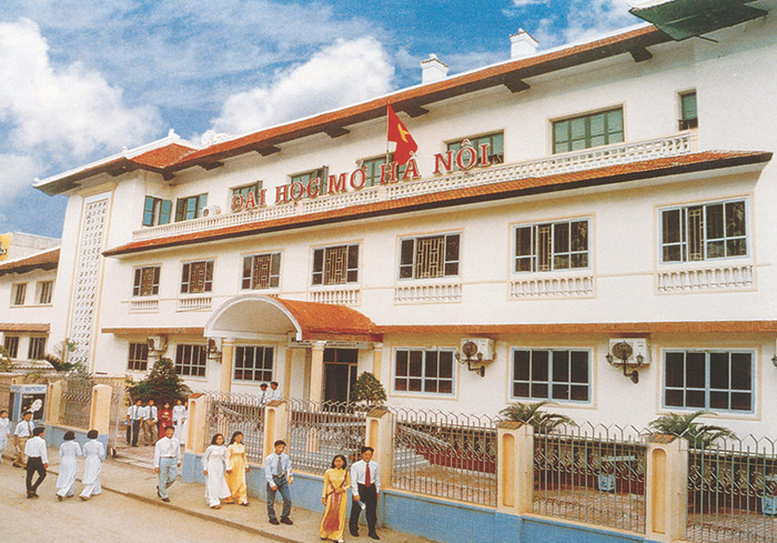 Năm 2018, nhà trường vinh dự đón nhận Huân chương Lao động Hạng Nhì, Cờ thi đua của Thủ tướng Chính phủ và Giấy chứng nhận kiểm định chất lượng giáo dục trường đại học. Ảnh: Website nhà trường. 28.jpg