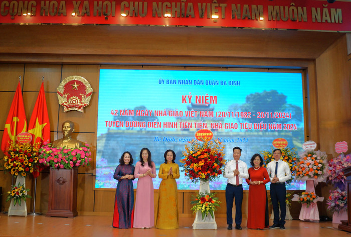 Tiến sĩ Vương Hương Giang – Phó Giám đốc Sở Giáo dục và Đào tạo Hà Nội tặng hoa chúc mừng ngành Giáo dục quận Ba Đình nhân kỷ niệm 42 năm Ngày Nhà giáo Việt Nam. Ảnh: Lưu Diễm. yay.JPG