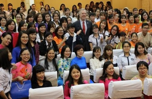 Giảng viên và sinh viên Khoa Giáo dục đặc biệt tham gia buổi gặp mặt và chụp ảnh lưu niệm với Đại sứ quán Hoa Kỳ tại Việt Nam. Ảnh: HNUE. KGD DB.jpg
