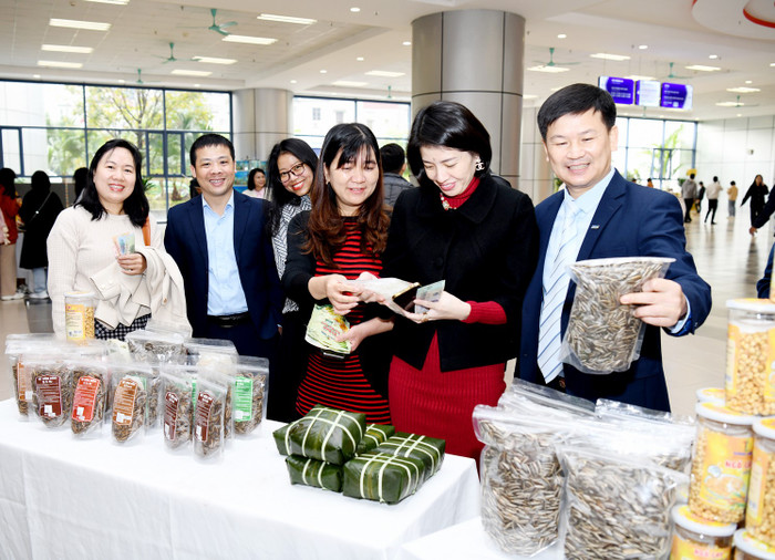 Trường Đại học Kinh tế Quốc dân phối hợp với Cục Chế biến và Phát triển thị trường Nông sản, Bộ Nông nghiệp và Phát triển Nông thôn cùng các doanh nghiệp, cựu sinh viên tổ chức chương trình "Sinh viên NEU – Kết nối nông sản Việt xuân Quý Mão năm 2023”. Ảnh: NTCC. DSC_5502 (Copy).jpeg