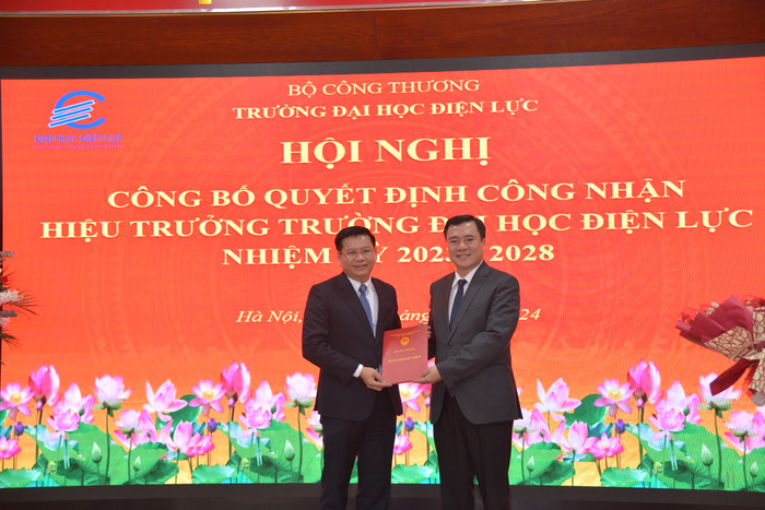 Thứ trưởng Bộ Công Thương Nguyễn Sinh Nhật Tân (bên phải) trao Quyết định cho tân Hiệu trưởng Trường Đại học Điện lực Đinh Văn Châu. Ảnh: Nhà trường cung cấp. DSC_1525.JPG