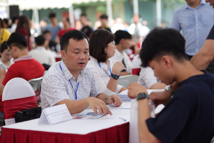 Ngày hội nhập học của Trường Đại học Điện lực có bàn tư vấn hướng nghiệp, tư vấn chuyên sâu của các giảng viên nhà trường công tác tại các khoa. Ảnh: NTCC. HIEU2784.JPG