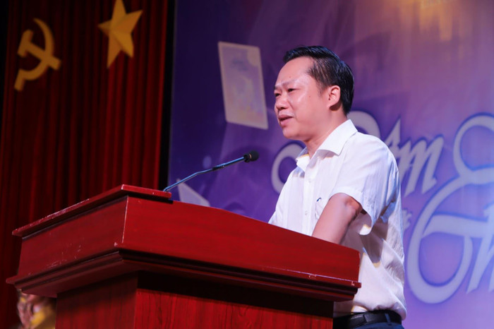 Phó Giáo sư, Tiến sĩ Lê Văn Hiện - Trưởng Khoa Toán - Tin, Trường Đại học Sư phạm Hà Nội phát biểu chúc mừng các tân sinh viên khoá 74. Ảnh: NTCC. Phó Giáo sư, Tiến sĩ Lê Văn Hiện - Trưởng Khoa Toán - Tin, Trường Đại học Sư phạm Hà Nội phát biểu chúc mừng các tân sinh viên khoá 74. Ảnh: NTCC.