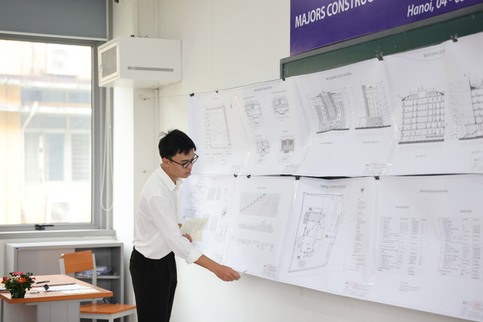 Sinh viên Khoa Kinh tế và Quản lý xây dựng, Trường Đại học Xây dựng Hà Nội bảo vệ đồ án tốt nghiệp. Ảnh: NTCC. Sinh viên Khoa Kinh tế và Quản lý xây dựng, Trường Đại học Xây dựng Hà Nội bảo vệ đồ án tốt nghiệp. Ảnh: NTCC.