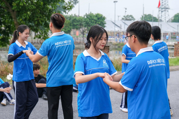 Nhiều học sinh trung học phổ thông cảm thấy ấn tượng, hấp dẫn bởi trải nghiệm môi trường quân đội với sự nhiệt huyết, tận tình tư vấn, định hướng nghề nghiệp đã chọn. Ảnh: NTCC. IMG_7613.jpeg