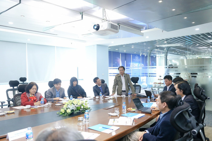 Phó Giáo sư, Tiến sĩ Trần Đăng Hưng phát biểu trong buổi gặp mặt Câu lạc bộ Khoa - Viện - Trường đào tạo Công nghệ thông tin. Ảnh: NVCC. Picture3.jpg