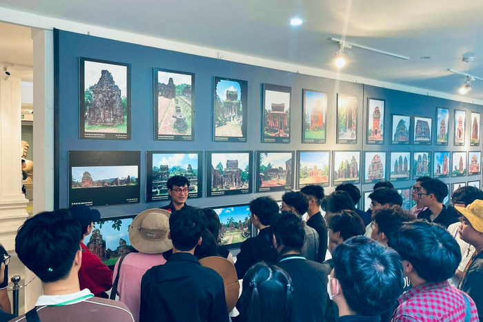 Phó Giáo sư, Tiến sĩ, Kiến trúc sư Trần Minh Tùng cùng các sinh viên Trường Đại học Xây dựng Hà Nội tham gia học phần Tham quan xuyên Việt. Ảnh: NVCC. 0c1a5bd1ad1a03445a0b.jpg