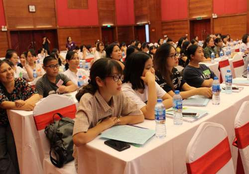 Sinh viên Khoa Giáo dục đặc biệt tham gia tập huấn mùa hè dưới sự hướng dẫn của các chuyên gia người Mĩ. Ảnh: HNUE. Gioi thieu khoa GD Dac biet.jpg