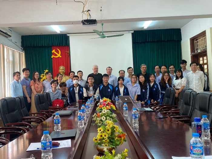 Seminar khoa học với Giáo sư Herwig Unger. Ảnh: NVCC. Picture9.jpg