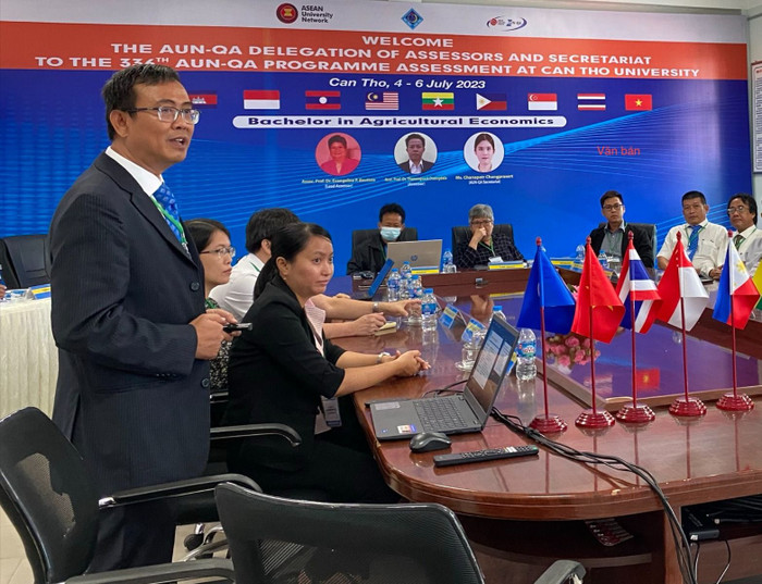 Phó Giáo sư, Tiến sĩ Phạm Lê Thông phát biểu tại Hội thảo Đánh giá ngoài chất lượng chương trình đào tạo ngành Kinh tế nông nghiệp, Trường Kinh tế, Trường Đại học Cần Thơ với tổ chức ASEAN University Network (AUN). Ảnh: NVCC. BAE Leaders and SAR 14.jpg