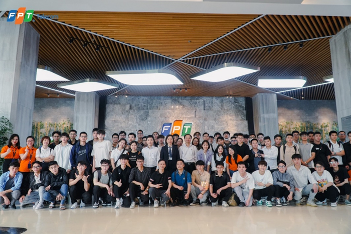 Sinh viên Khoa Điện tử - Viễn thông thăm quan, trải nghiệm thực tế tại FPT Telecom. Ảnh: NVCC. Sinh viên Khoa Điện tử - Viễn thông thăm quan, trải nghiệm thực tế tại FPT Telecom. Ảnh: NVCC.