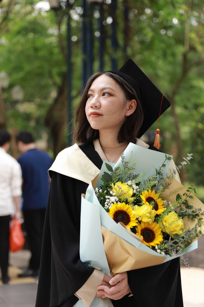 Chị Nguyễn Phương Thủy - cựu sinh viên khóa K61 ngành Kinh doanh số, Trường Đại học Kinh tế Quốc dân - hiện là chuyên viên công ty cung cấp giải pháp cho nền tảng quản trị doanh nghiệp. Ảnh: NVCC. Chị Nguyễn Phương Thủy - cựu sinh viên khóa K61 ngành Kinh doanh số, Trường Đại học Kinh tế Quốc dân - hiện là chuyên viên công ty cung cấp giải pháp cho nền tảng quản trị doanh nghiệp. Ảnh: NVCC.