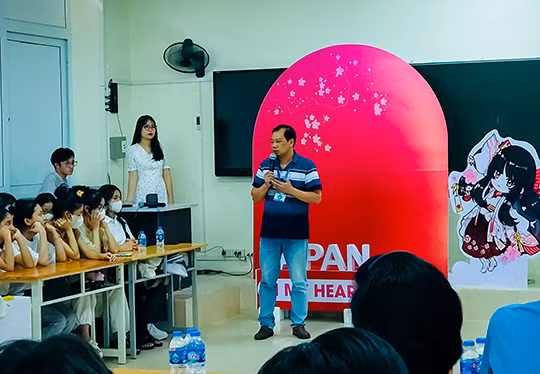 Tiến sĩ Trần Thái Phúc phát biểu tại buổi trao học bổng cho chương trình đào tạo ngành Điều dưỡng tiếng Nhật Bản, Trường Đại học Y Dược Thái Bình. Ảnh: NVCC.