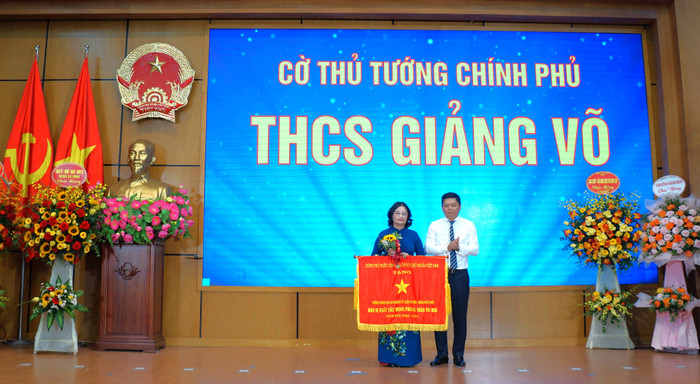 Phó Bí thư Quận ủy, Chủ tịch Ủy ban Nhân dân quận Ba Đình - ông Tạ Nam Chiến trao tặng Cờ thi đua của Thủ tướng Chính phủ tới trường Trung học cơ sở Giảng Võ. Ảnh: Lưu Diễm. hura.JPG