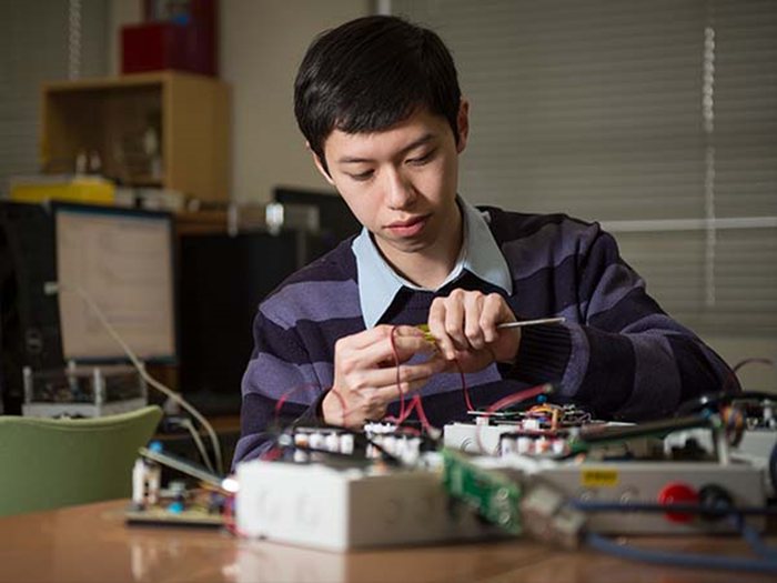 Tiến sĩ Vũ Văn Khoa - cựu sinh viên Khoa Điện tử - Viễn thông (Trường Đại học Điện lực) nhận bằng tiến sĩ tại Nhật Bản, hiện đang là cán bộ nghiên cứu tại Công ty Espec, Công ty Công nghệ hàng đầu Nhật Bản. Ảnh: NVCC. Tiến sĩ Vũ Văn Khoa - cựu sinh viên Khoa Điện tử - Viễn thông (Trường Đại học Điện lực) nhận bằng tiến sĩ tại Nhật Bản, hiện đang là cán bộ nghiên cứu tại Công ty Espec, Công ty Công nghệ hàng đầu Nhật Bản. Ảnh: NVCC.