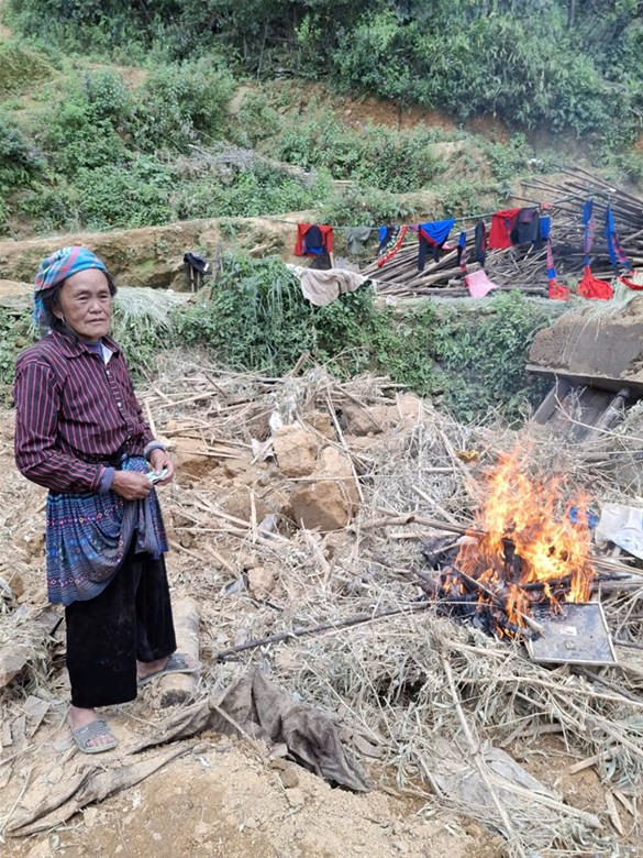 Bà nội của em Thào Thị Nhè nhặt nhạnh những kỷ vật còn sót lại của cha mẹ em để đốt đi theo phong tục địa phương. Ảnh: NTCC. Bà nội của em Thào Thị Nhè nhặt nhạnh những kỷ vật còn sót lại của cha mẹ em để đốt đi theo phong tục địa phương. Ảnh: NTCC.