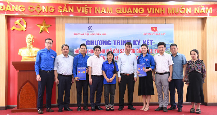 Chương trình ký kết hỗ trợ học sinh mồ côi do bão số 3 (Yagi) năm 2024 tại huyện Bát Xát (tỉnh Lào Cai). Ảnh: EPU. Chương trình ký kết hỗ trợ học sinh mồ côi do bão số 3 (Yagi) năm 2024 tại huyện Bát Xát (tỉnh Lào Cai). Ảnh: EPU.