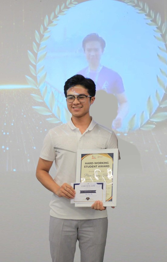 Anh Phạm Quang Huy - cựu sinh viên K68B, ngành Công nghệ thông tin, Trường Đại học Sư phạm Hà Nội, hiện đang công tác ở vị trí quản lý dự án (Project Manager) tại Công ty Trách nhiệm hữu hạn Woh Hup Vietnam. Ảnh: NVCC. Picture5.jpg