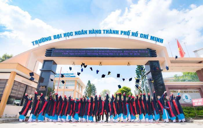 Trường Đại học Ngân hàng Thành phố Hồ Chí Minh. Ảnh: Website nhà trường. Sinh viên tốt nghiệp từ Đại học Ngân hàng TP HCM. Ảnh- Đại học Ngân hàng TP HCM .jpeg