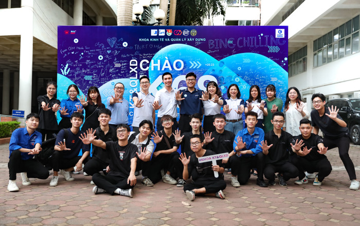 Đội ngũ thầy cô giảng viên cùng sinh viên Khoa Kinh tế và Quản lý xây dựng, Trường Đại học Xây dựng Hà Nội. Ảnh: NTCC. 0F3A2147.jpg