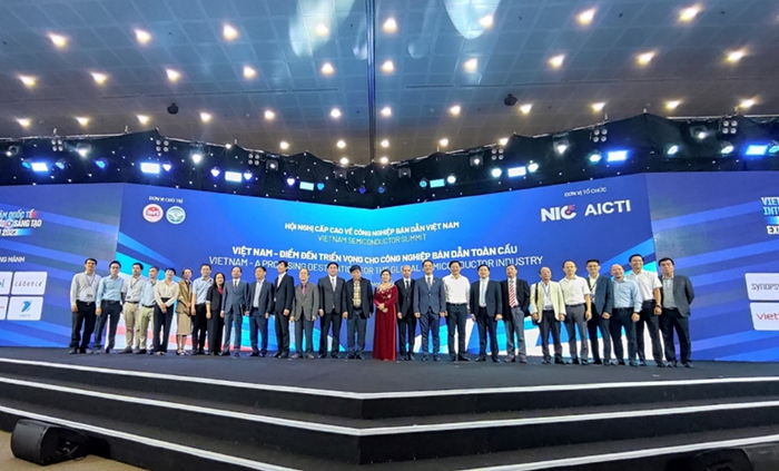 Cán bộ, giảng viên Khoa Điện tử - Viễn thông tham gia Hội nghị cấp cao về Công nghiệp Bán dẫn Việt Nam, chuẩn bị cho việc đào tạo về IC bán dẫn tại Trường Đại học Điện lực. Ảnh: NVCC. Cán bộ, giảng viên Khoa Điện tử - Viễn thông tham gia Hội nghị cấp cao về Công nghiệp Bán dẫn Việt Nam, chuẩn bị cho việc đào tạo về IC bán dẫn tại Trường Đại học Điện lực. Ảnh: NVCC.