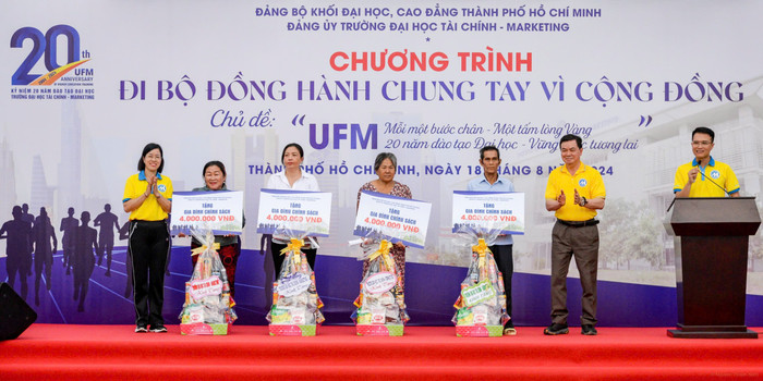 Đảng ủy trường đã vận động và quyên góp được hơn 128 triệu đồng cho quỹ Tấm lòng vàng và trao tặng 5 phần quà ý nghĩa tới các gia đình chính sách. Ảnh: NTCC. dea0bd000de8a9b6f0f9.jpg