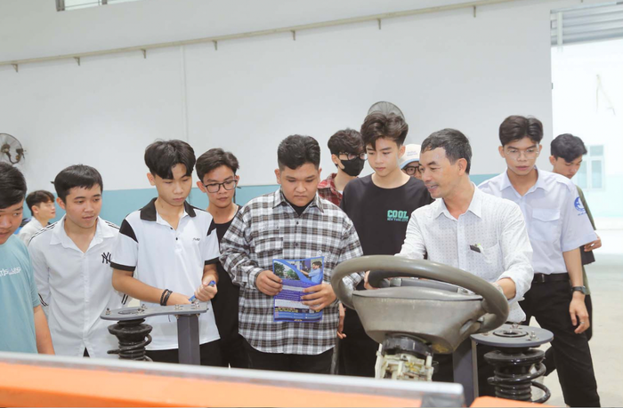 Trường Cao đẳng nghề Thành phố Hồ Chí Minh tổ chức buổi tham quan trải nghiệm nghề nghiệp và giao lưu tại chương trình tư vấn hướng nghiệp. Ảnh: website nhà trường. Ảnh màn hình 2024-12-04 lúc 01.57.47.png