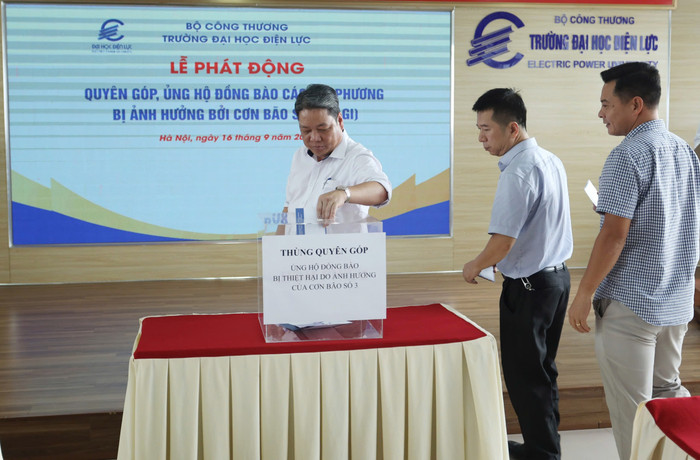 Với tinh thần "tương thân tương ái", đoàn kết toàn dân, các cơ sở giáo dục đại học trên cả nước đã phát động nhiều hoạt động nhằm hỗ trợ sinh viên, đồng bào vùng lũ lụt. Ảnh: Trường Đại học Điện lựcphát động quyên góp ủng hộ đồng bào bị ảnh hưởng cơn bão số 3 Với tinh thần "tương thân tương ái", đoàn kết toàn dân, các cơ sở giáo dục đại học trên cả nước đã phát động nhiều hoạt động nhằm hỗ trợ sinh viên, đồng bào vùng lũ lụt. Ảnh: Trường Đại học Điện lựcphát động quyên góp ủng hộ đồng bào bị ảnh hưởng cơn bão số 3