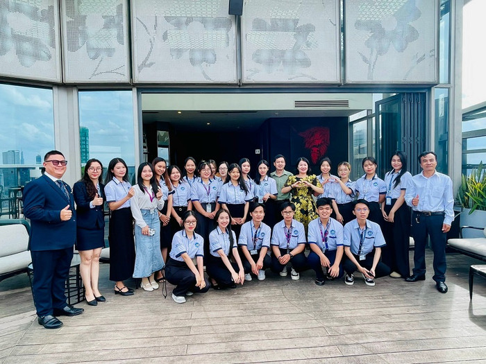 Sinh viên Trường Đại học Tài chính - Marketing học thực tế cùng chuyên gia tại Pullman Saigon Centre. Ảnh: UFM. Sinh viên Trường Đại học Tài chính - Marketing học thực tế cùng chuyên gia tại Pullman Saigon Centre. Ảnh: UFM.