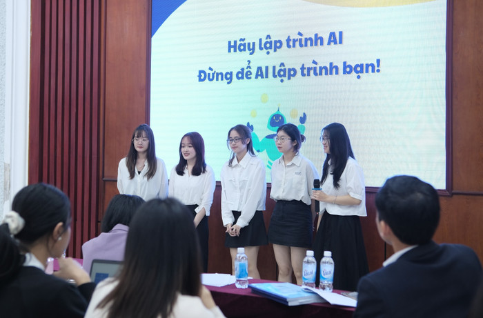 Sinh viên ngành Quản trị nhân lực, Trường Đại học Thương mại. Ảnh: NTCC 1.jpg