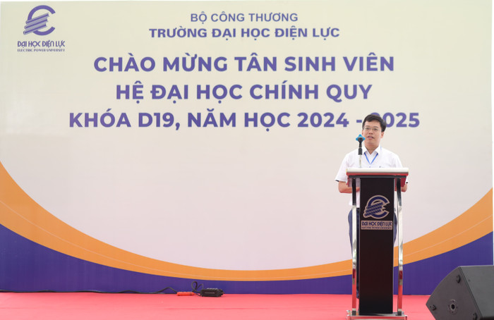 Tiến sĩ Dương Trung Kiên - Phó Hiệu trưởng Trường Đại học Điện lực phát biểu tại ngày hội nhập học năm 2024. Ảnh: NTCC. HIEU2757.JPG