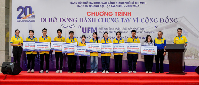 Tại chương trình, Đảng ủy trường đã vận động và quyên góp 10 suất học bổng khuyến học tới các sinh viên có hoàn cảnh khó khăn, nỗ lực vươn lên để học tập tốt. Ảnh: NTCC. c8def1a6434ee710be5f.jpg
