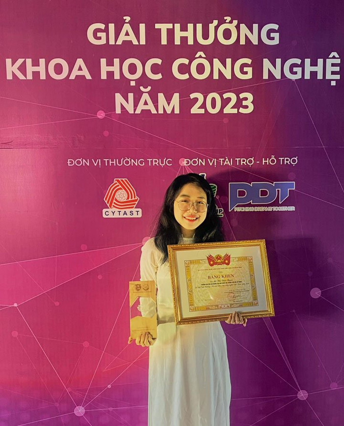 Lê Thị Đức Ngọc nhận giải thưởng Nữ sinh Khoa học công nghệ Việt Nam 2023. Ảnh: NVCC. Lê Thị Đức Ngọc nhận giải thưởng Nữ sinh Khoa học công nghệ Việt Nam 2023. Ảnh: NVCC.