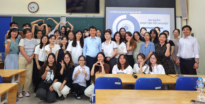 Tiến sĩ Nguyễn Quốc Trị cùng đồng nghiệp và các sinh viên Khoa Quản lý giáo dục, Trường Đại học Sư phạm Hà Nội trong buổi ra quân thực tập tốt nghiệp. Ảnh: NVCC. 3. Ảnh hoạt động chung.jpg