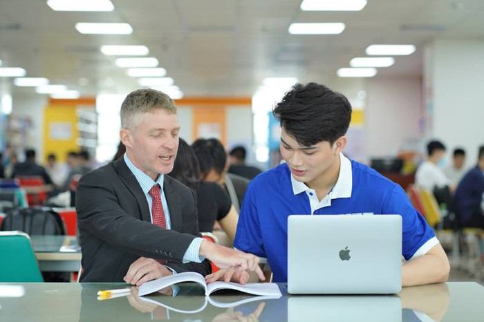 Sinh viên trực tiếp tương tác, trao đổi với giảng viên nước ngoài.jpg