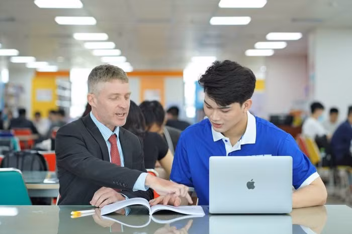 Sinh viên trực tiếp tương tác, trao đổi với giảng viên nước ngoài.jpg