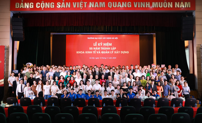 Đội ngũ cán bộ, giảng viên cùng các em sinh viên Khoa Kinh tế và Quản lý xây dựng, Trường Đại học Xây dựng Hà Nội. Ảnh: NTCC. 0F3A9440.jpg